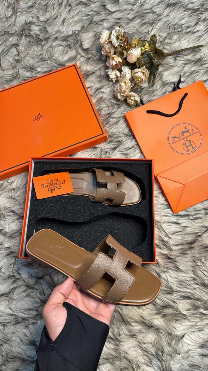 Signature "H" cut-out strap sandal - Deep khakhi